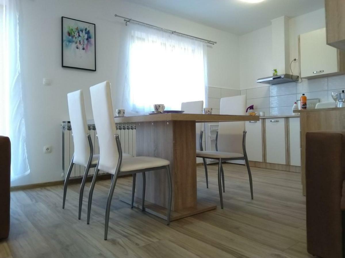 Apartmani Sara I Marta Otočac Exterior foto