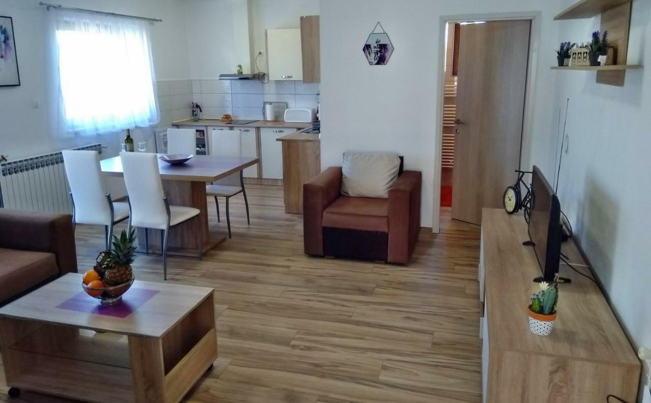 Apartmani Sara I Marta Otočac Exterior foto